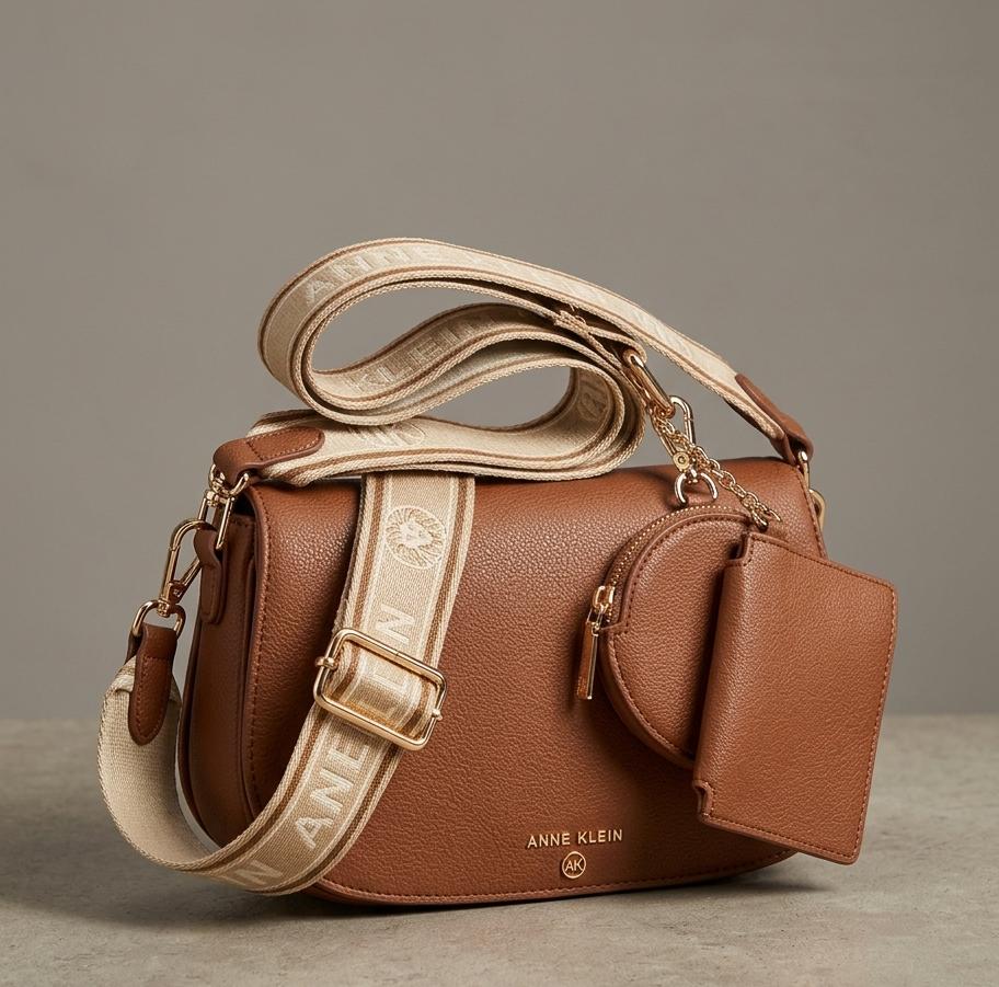 ANNE KLEIN CARTERA CAMEL PEQUE.